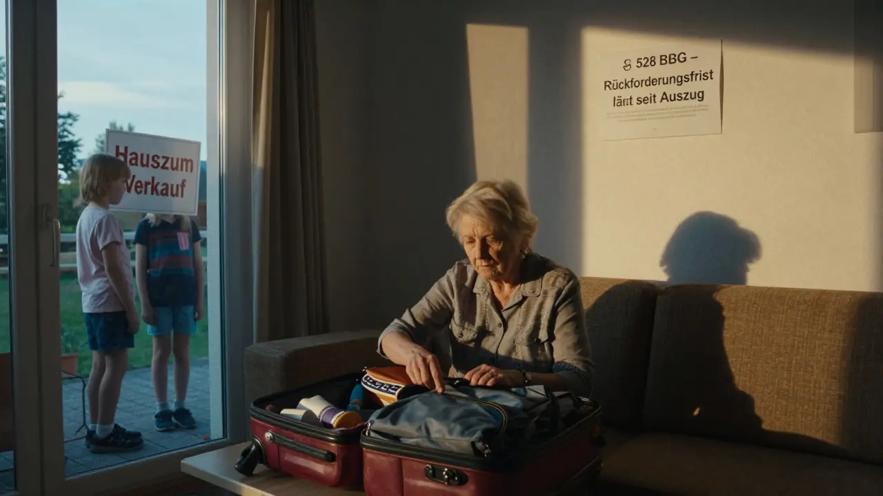 Eine ältere Frau packt ihre Sachen, während draußen ein Verkaufsschild am Haus hängt – symbolisch für das Sozialamt-Rückforderungsrisiko.