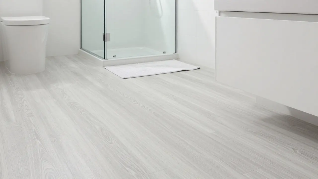 Modernes Badezimmer mit wasserfestem Designbelag im Stein-Optik